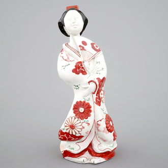Une figure d'une bijin en porcelaine de Japon, 18ème
