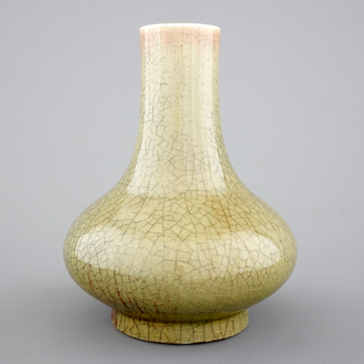 Un vase en porcelaine de Chine monochrome de forme bouteille, 19ème