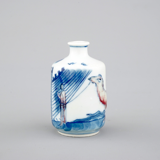 A Chinese blue and underglaze red porcelain snuff bottle with a camel, 18/19th C.