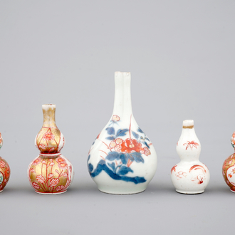 Een set van 5 Japans porseleinen miniatuur poppenhuis vaasjes, 17/18e eeuw