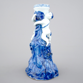 Un base d'un tazza en deux parties en porcelaine de Chine bleu et blanc, Qianlong