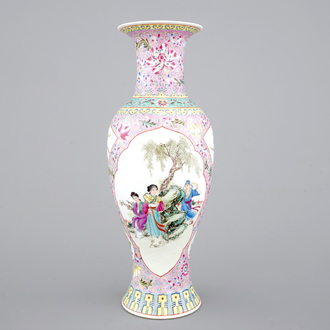 Un vase en porcelaine de Chine famile rose, 20ème