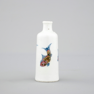 Een Chinees porseleinen blauw en onderglazuur rood snuifflesje, 18/19e eeuw