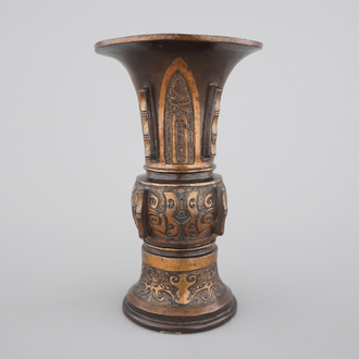 Un vase chinois en bronze partiellement doré de forme gu, 17/18ème