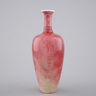 Een Chinees porseleinen monochroom rood vaasje, 19/20e eeuw