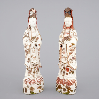 Deux grandes figures de Guanyins en porcelaine de Chine de Dehua, blanc de Chine, 18ème