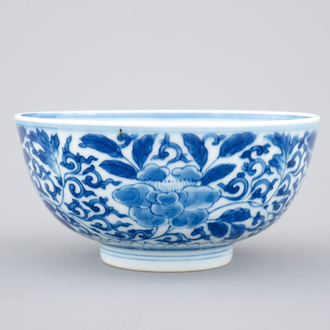 Un bol en porcelaine de Chine bleu et blanc au décor floral, 19/20ème
