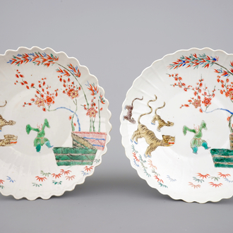 Een paar Chinees porseleinen gelobde borden in Kakiemon-stijl, Kangxi, 1ste kwart 18e eeuw