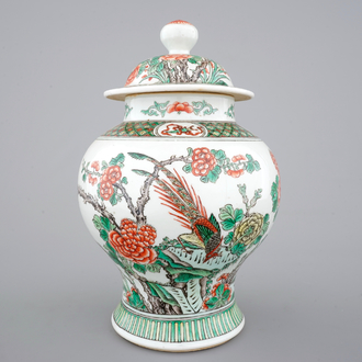 A Chinese Wucai vase with cover, 19/20th C.