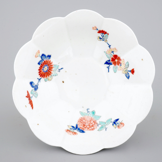 A Japanese porcelain kakiemon lobed dish, 17/18th C.