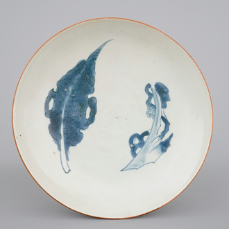 A blue and white Chinese shipwreck porcelain plate with a leaf, late Ming Dynasty