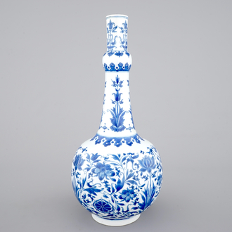 A blue and white Chinese porcelain bottle vase with floral scrolls, Transitional, 17th C.