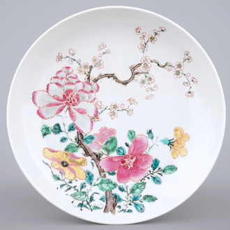 Een verfijnd famille rose bord met floraal decor, Yongzheng, 1722-1735