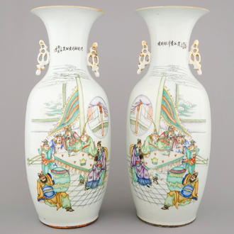 Paire de vases en porcelaine de Chine à décor de scènes de palais, 19e-20e