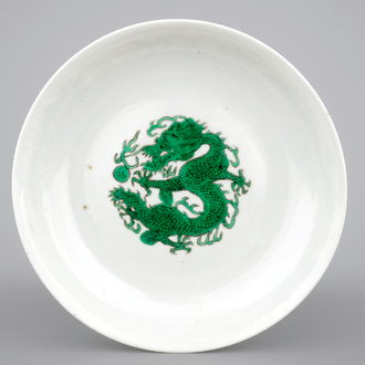 A Chinese famille verte porcelain saucer plate with a dragon, 19/20th C.