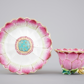 Une tasse et soucoupe en porcelaine de Chine famille rose de forme lotus, époque Yongzheng, 1722-1735