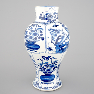 Een grote blauw-witte Chinese porseleinen balustervaas, Kangxi, ca. 1700