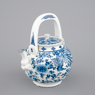 Een Japanse blauw-witte porseleinen saké ketel, Arita, 17/18e eeuw