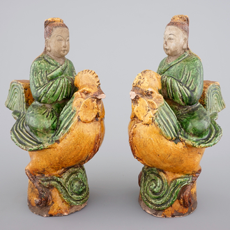 Een paar daktegels in sancai glazuur, Ming Dynastie