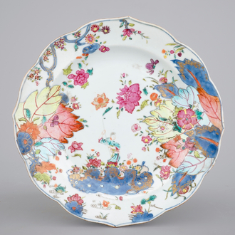 Een Chinees porseleinen bord met motief van tabaksbladeren, Qianlong, 18e eeuw