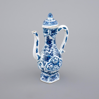 Een blauw-wit Chinees porseleinen kannetje voor de Islamitische markt, Kangxi, ca. 1700
