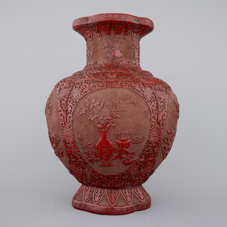 Un grand vase en lacque de Chine, marque doré de Qianlong, 18ème