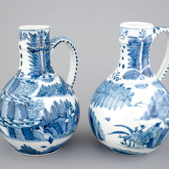 Deux pichets globulaires en porcelaine de Japon, Arita, 17ème