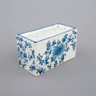 A Japanese blue and white arita porcelain sand shaker, 17/18th C