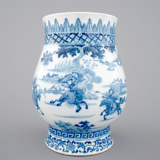Een blauw-witte Chinees porseleinen vaas met krijgers, 19e eeuw