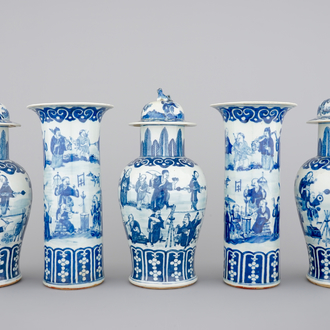 Une garniture de cinq pièces en porcelaine de Chine bleu de Hue décoré d'acrobats, 19ème