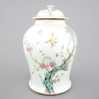 Un vase et son couvercle en porcelaine de Chine famille rose, 19ème