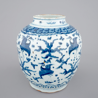 Een blauw-witte Chinese vaas met "Honderd kraanvogels" motief, Ming Dynastie