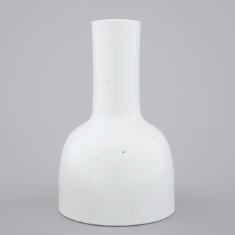 Un vase en porcelaine de Chine blanc monochrome, 18/19ème