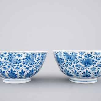 Une paire de bols en porcelaine de Chine bleu aux décors florales, Kangxi, ca. 1700