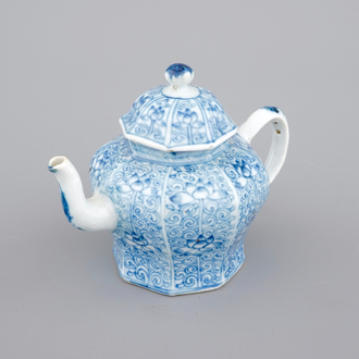 A Chinese blue and white porcelain teapot with cover, Kangxi, ca. 1700
