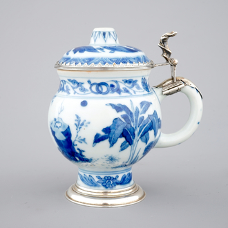 Een blauw-witte Chinees porseleinen mosterdpot met zilveren montuur, Transitie-periode, 17e eeuw