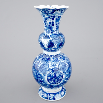 Un vase double gourde en porcelaine de Chine, décor aux papillons, Kangxi, ca. 1700