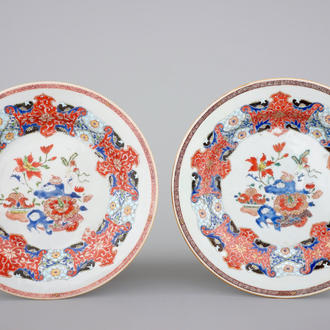 A pair of Chinese rose-verte porcelain plates, Yongzheng, 1722-1735