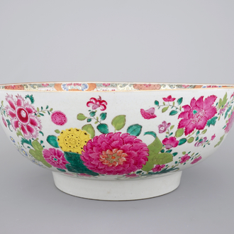 Un grand bol profond en porcelaine de Chine famille rose, Qianlong, 18ème