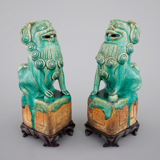 Twee Chinese turquoise geglazuurde foo honden, 17/18e eeuw