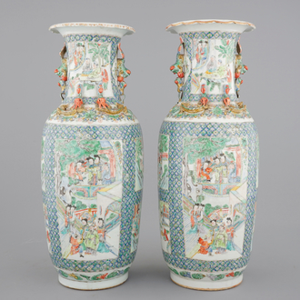 Une paire de vases en porcelaine de Chine famille verte de Canton, 19ème