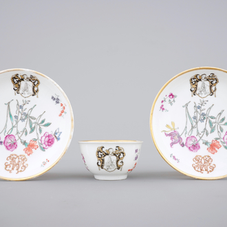 Une tasse et deux soucoupes en porcelaine de Chine pour l'export au décor armoirié, 18ème