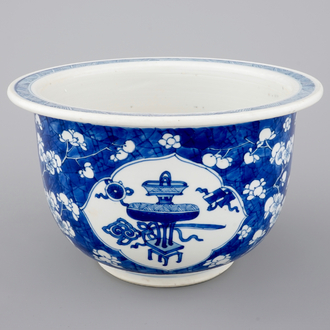 A blue and white Chinese porcelain flower bowl, Kangxi, ca. 1700