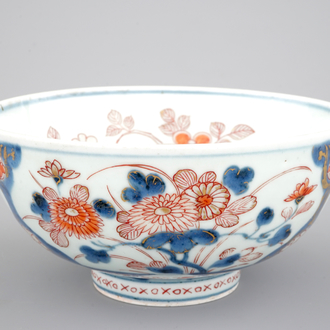 A medium size Japanese imari porcelain bowl, 18/19th C.