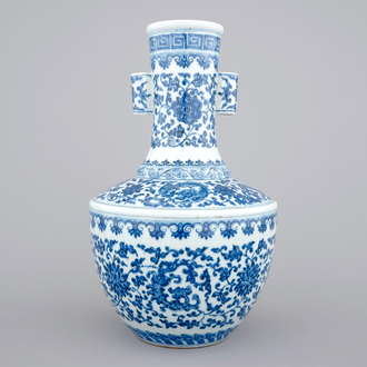 A Chinese blue and white Ming-style porcelain "arrow" vase with lotus scrolls, 19/20th C.