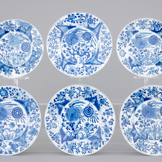 A set of four dishes and two large Chinese porcelain plates with flowers, Kangxi, ca. 1700