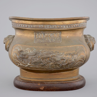 A Chinese bronze jardiniere on wooden stand, 19/20th C.