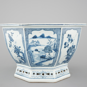 An octagonal blue and white Chinese porcelain flower bowl, Qianlong, 18th C.