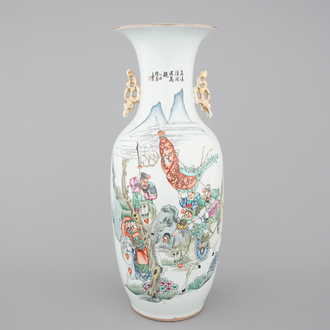A Chinese famille rose porcelain vase with a warrior scene, 19/20th C.