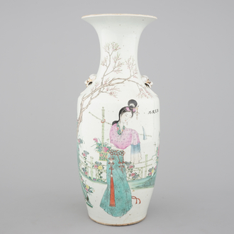 A tall Chinese famille rose porcelain vase with a beauty, 19th C.